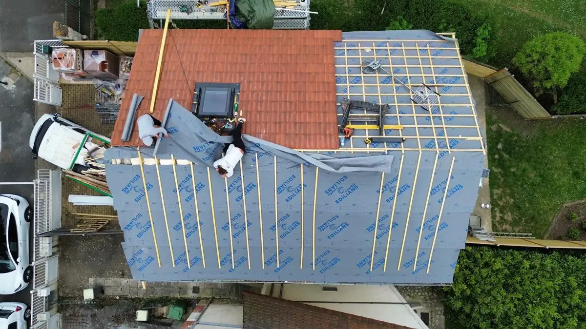 Vue de drone d'un toit couvert d'un écran sous toiture gris et de liteaux neufs en bois